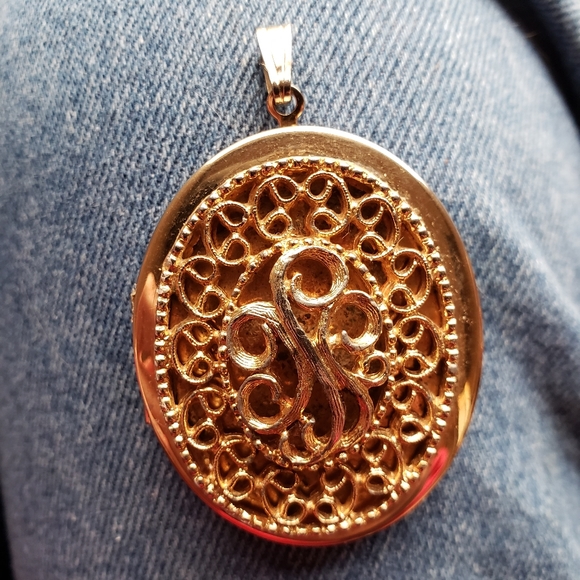 Huge 70's Vintage Gold-tinted Metal Victorian Style Locket Pendant - Picture 5 of 5